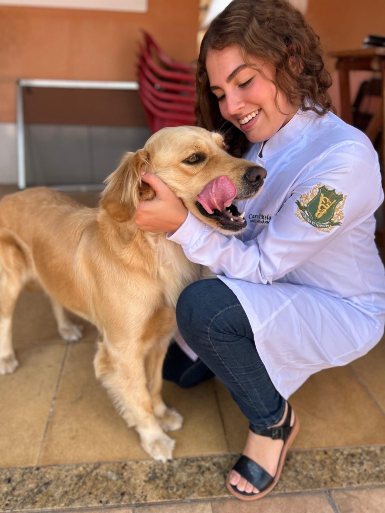 Dra. Carol Melo realizando atendimento veterinário a domicílio