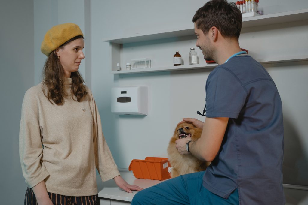 Veterinário na Região Oceânica de Niterói atendendo cão com a tutora